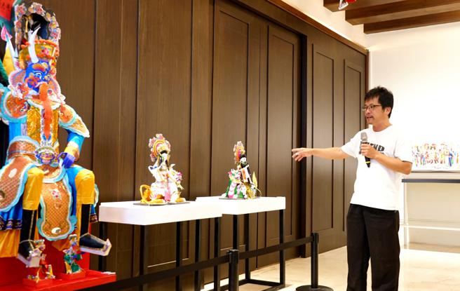 糊纸保存者陈志良艺师说明糊纸技法。（图／高雄歷史博物馆）