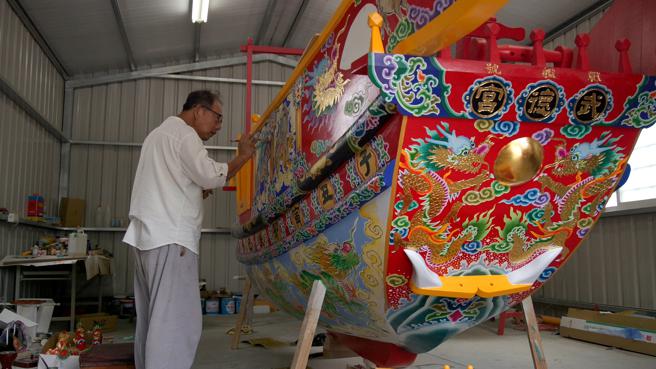 苏荣仁艺师绘制王船。（图／高雄歷史博物馆）