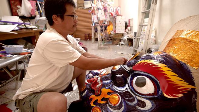 陈志良艺师制作大士爷。（图／高雄歷史博物馆）