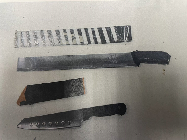 台北市1名50岁杨姓男子，日前深夜骑机车外出，携带一把西瓜刀及菜刀藏在脚踏垫，被警方巡逻发现，遂将杨男带返所当场查扣刀械，依违反社会秩序维护法裁移请简易庭裁处。（图／警方提供）