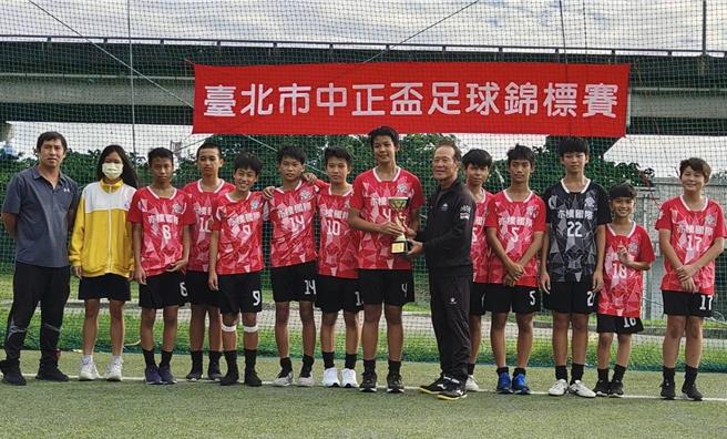 北市民生國中奪得今年中正盃足球賽冠軍。（翻攝照片／林郁平台北傳真）