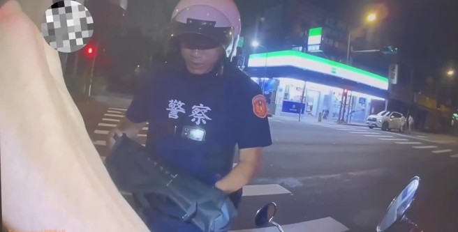 台北市1名50岁杨姓男子，日前深夜骑机车外出，携带一把西瓜刀及菜刀藏在脚踏垫，被警方巡逻发现，依违反社会秩序维护法裁移请简易庭裁处。（翻摄画面）