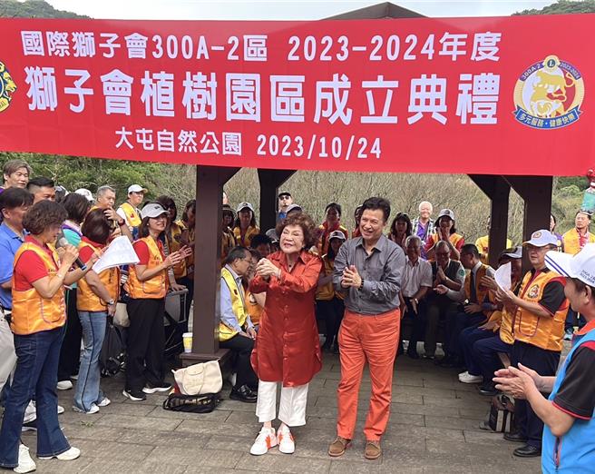 周游与李朝永出席阳明山大屯自然公园狮子会植树园区成立典礼。（李朝永提供）