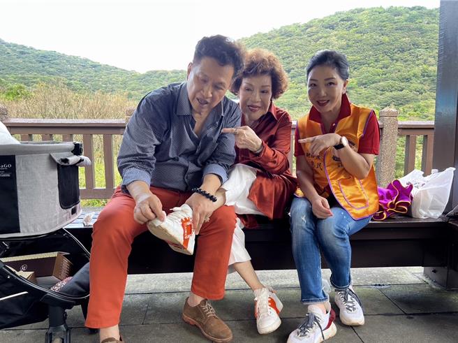 李朝永贴心为阿姑擦鞋，被友人讚许。（李朝永提供）