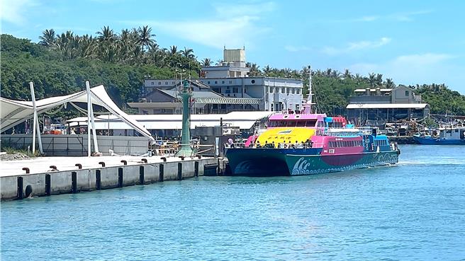 台东县政府推动「台东县奖励民船汰旧换新购建船补助计画」，预计补助营运中20年以上5艘客船汰旧换新，提升搭乘服务品质。（萧嘉蕙摄）