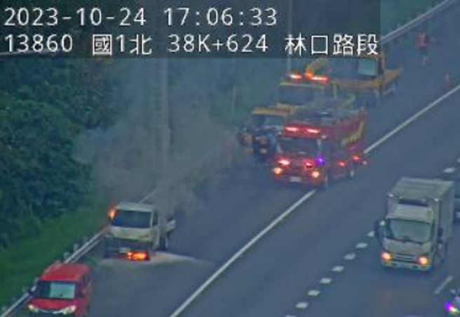 国道一号平面道路南下38公里处路肩，发生小火车火烧车事件。（翻摄国道1968）