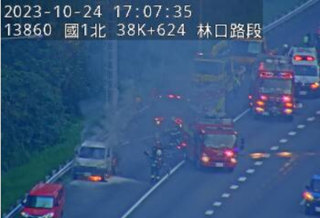 国道一号平面道路南下38公里处路肩，发生小火车火烧车事件。（翻摄国道1968）
