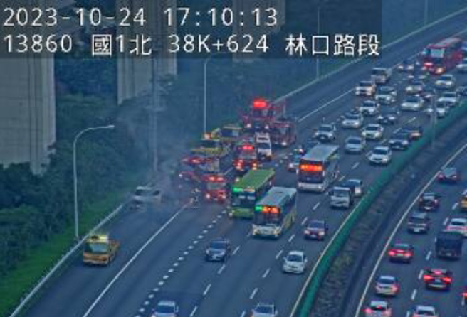 国道一号平面道路南下38公里处路肩，发生小火车火烧车事件。（翻摄国道1968）