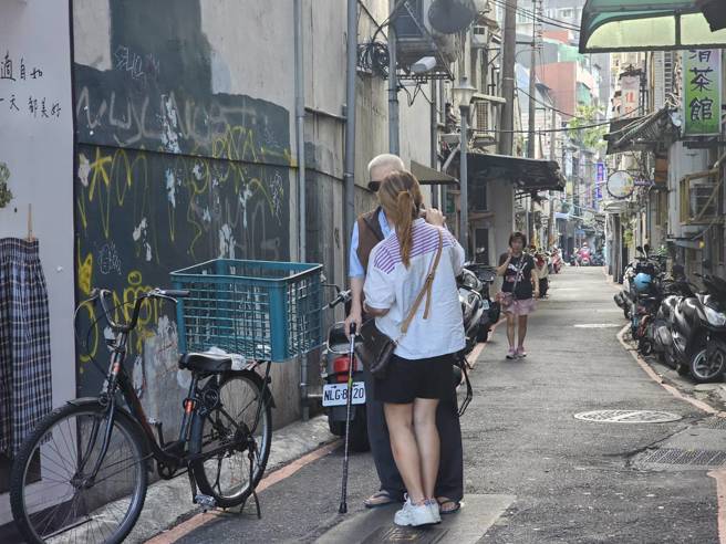 龙山寺周边巷弄里会有流莺揽客。(游定刚拍摄)