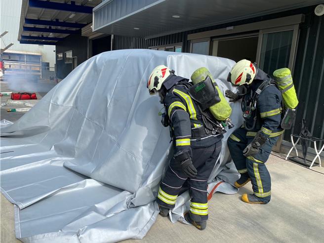 太阳能板难救援，桃出动消防机器人和防火毯2利器。（消防提供／蔡依珍桃园传真）