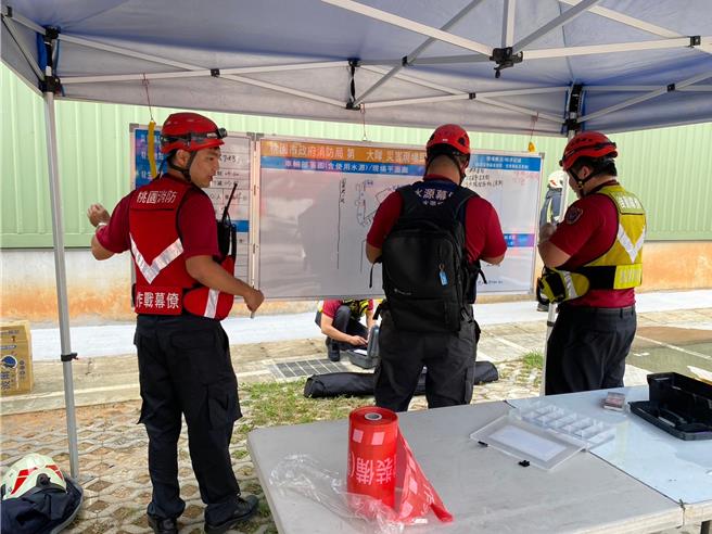 太阳能板难救援，桃出动消防机器人和防火毯2利器。（消防提供／蔡依珍桃园传真）