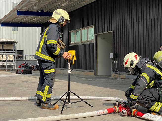太阳能板难救援，桃出动消防机器人和防火毯2利器。（消防提供／蔡依珍桃园传真）