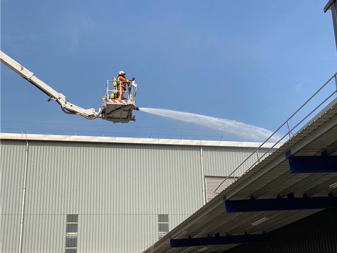 太阳能板难救援，桃出动消防机器人和防火毯2利器。（消防提供／蔡依珍桃园传真）