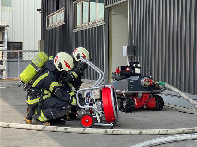 太阳能板难救援，桃出动消防机器人和防火毯2利器。（消防提供／蔡依珍桃园传真）