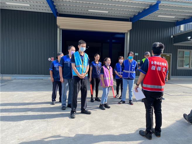 太阳能板难救援，桃出动消防机器人和防火毯2利器。（消防提供／蔡依珍桃园传真）