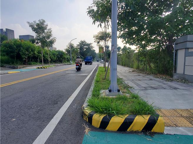 雲林縣古坑鄉公所申請營建署前瞻基礎建設人本交通計畫，人行道和車道一樣寬，機車、自行車被迫進入車道引起極大民怨。（周麗蘭攝）