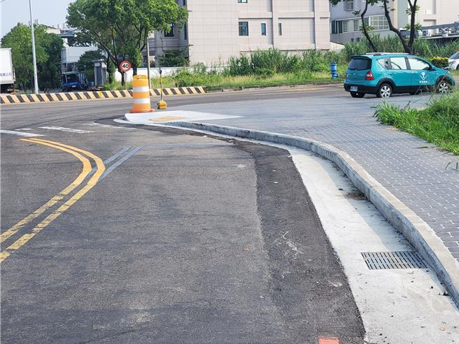人本交通計畫把路口縮小，以使車輛減速，也迫使機車進入混合車道。（周麗蘭攝）