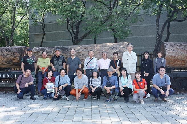 日本高知縣土佐林業俱樂部同好會參觀嘉義製材所，認識阿里山文化遺產。（廖素慧攝）