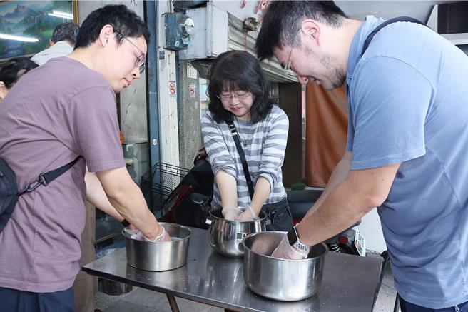 日本高知縣土佐林業俱樂部同好會體驗洗愛玉，進一步認識愛玉製作過程不簡單。（廖素慧攝）