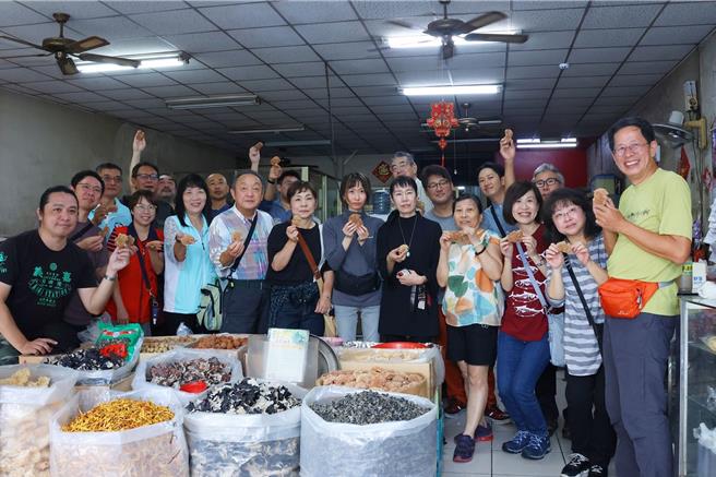 日本高知縣土佐林業俱樂部同好會到嘉義市名產店尋訪愛玉。（嘉義市政府提供／廖素慧嘉市傳真）