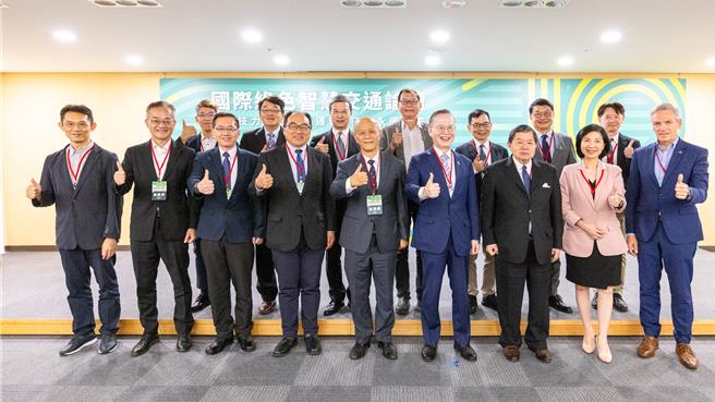 「第十屆國際綠色智慧交通論壇」，邀請國內外產官學界先進就「以科技力推動智慧運輸，打造永續城市」主題進行交流，遠傳電信董事長徐旭東也出席盛會。（遠傳提供）