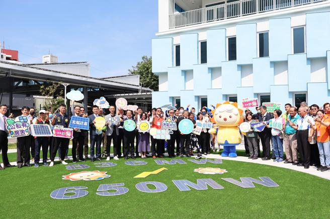 高雄市推動太陽光電建置成效卓著。（圖／高雄市工務局）