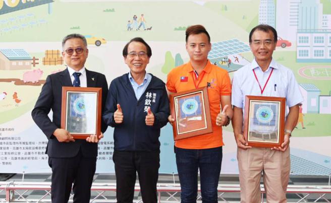 林欽榮（左二）頒發智慧建築標章認證。（圖／高雄市工務局）