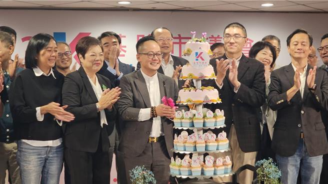 基隆市议会24日庆祝73周年会庆，前排左起为副议长杨秀玉、前议长张芳丽、议长童子玮、基隆市长谢国梁、议员蓝敏煌。（童子玮服务处提供／张志康基隆传真）