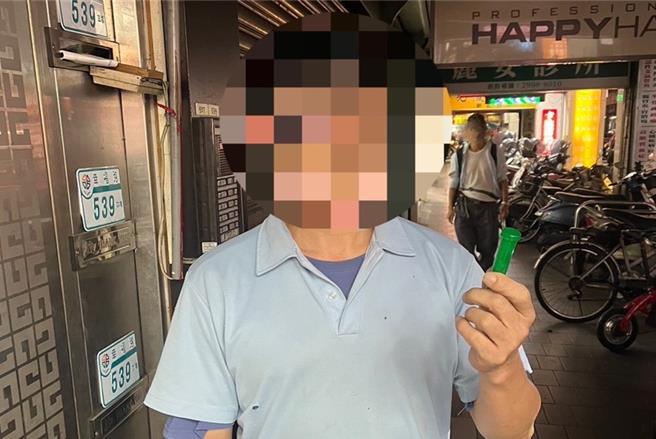 锺姓男子日前步行于新北市新庄区幸福路，巡逻警员发现他行迹鬼祟，于是上前盘查，发现他身上藏有大麻，讯后依法送办。（新北市保安大队提供）
★《中时新闻网》关心您：保护自己、远离毒品！