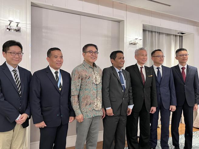 大同、子公司福華電子(8085)與印尼當地集團三方，在台灣駐印尼大使陳忠及印尼駐台代表Iqbal Shoffan Shofwan見證下，簽訂合作備忘錄。（陳逸格攝）