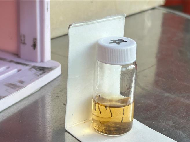 高雄出现登革热疫情2例死亡个案，均为高龄慢性病患者，确诊登革热后因併发症导致死亡，卫生局提醒配合「巡、倒、清、刷」等防疫作业，防止登革热疫情扩散。（卫生局提供／任义宇高雄报导）