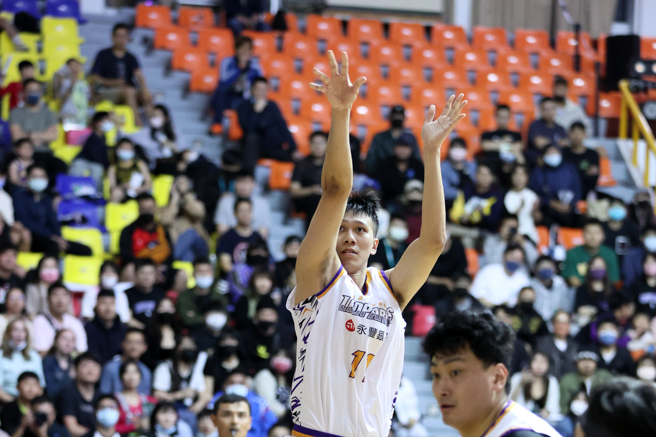 罗振峰（中）。（资料照／云豹球团提供）