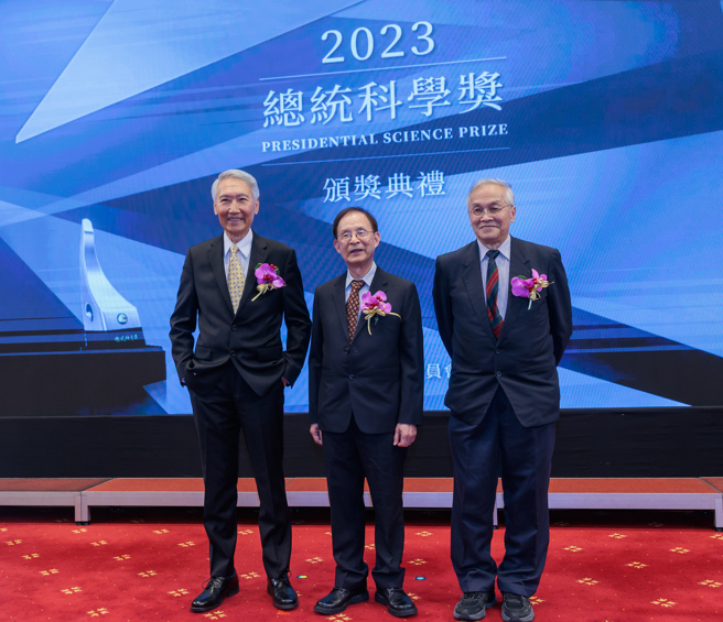 「2023总统科学奖」颁奖典礼24日在总统府举行，得奖者分别是应用科学组的胡正明（左起）、生命科学组的李文雄及数理科学组的叶永烜；「总统科学奖」自2001年开始举办，每2年颁发1次，藉以奖励数理科学、生命科学、社会科学及应用科学在国际学术研究上具创新性且贡献卓着的学者，是台湾最高荣誉的科学研究奖项。 (郭吉铨摄）