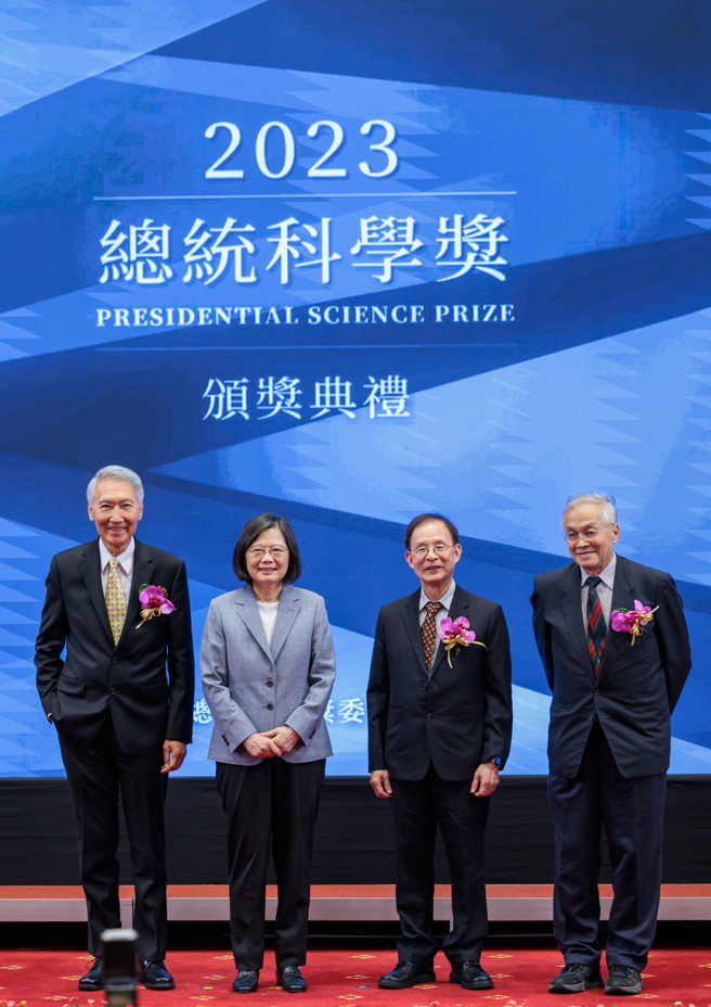 「2023总统科学奖」颁奖典礼24日在总统府举行，由蔡英文总统（左二）亲自颁奖给三位得奖者，分别是应用科学组的胡正明（左一）、生命科学组的李文雄（右二）及数理科学组的叶永烜（右一），蔡肯定三位得奖者不仅提升台湾的国际竞争力，其学术研究更对台湾的经济、社会及产业都有重要影响。 (郭吉铨摄）