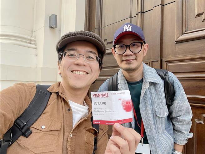 吳睿然（左起）前往欣賞《五月雪》，大讚導演張吉安。（海鵬提供）