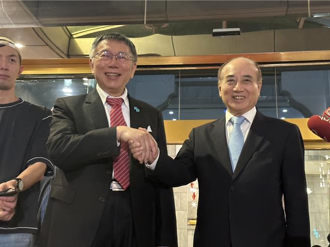 正值藍白整合關鍵時刻，民眾黨總統參選人柯文哲今天傍晚拜會前立法院長王金平，兩人對談1個小時後出面受訪。（楊亞璇攝）