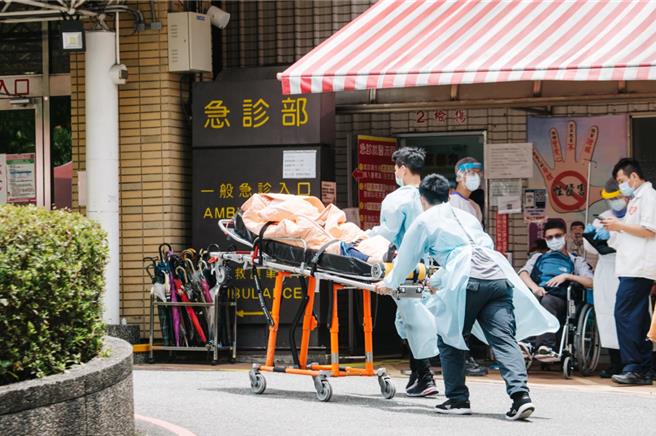 衛福部長薛瑞元14日指出，目前規畫明年起，將公職護理師比例提高至5成以上，帶動整體護理人員薪資。北市聯醫今表示，初步評估不可行，將再與中央反映、溝通調整目標或執行細節。（本報資料照片）