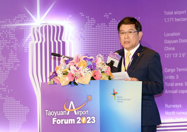 机场公司24日举办「2023桃园机场论坛智慧机场及永续发展」，机场公司董事长杨伟甫表示，目前正值国际航空趋势变化快速、新科技日新月异、绿色永续议题受到前所未有关注之际，应该透过共同合作积极面对挑战。（范扬光摄）