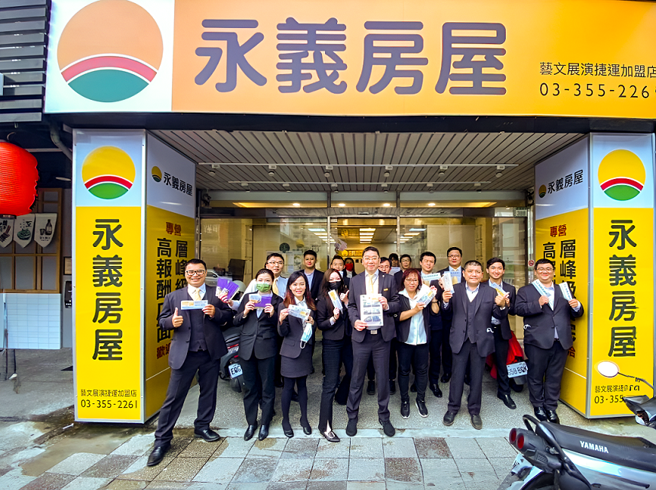 从21世纪不动产转招的赵仪君，首店开幕18个月，店业绩累积达1.8亿，今年加码再开2间加盟店。图片来源：永庆房产集团
