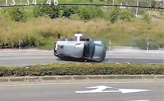 现场监视器画面显示，身着白衣驾驶过程中被抛出车外，还疑似被滑行车辆压到，满身是血。（读者提供／吕妍庭嘉义传真）