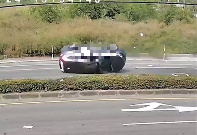 现场监视器画面显示，身着白衣驾驶过程中被抛出车外，还疑似被滑行车辆压到，满身是血。（读者提供／吕妍庭嘉义传真）