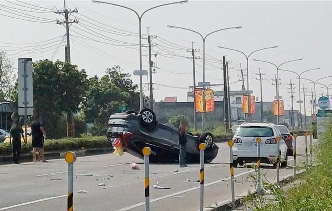 嘉义县朴子市县道168线与小槺榔五路交叉口附近，24日中午发生休旅车翻覆意外。（取自脸书「朴子民意观察站」∕吕妍庭嘉义传