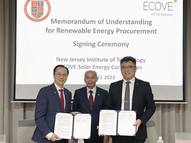 崑鼎董事长廖俊喆（中）、总经理刁秀华（右）与纽泽西理工大学校长 Dr. Teik Lim（左）共同签署合作备忘录。图／崑鼎提供