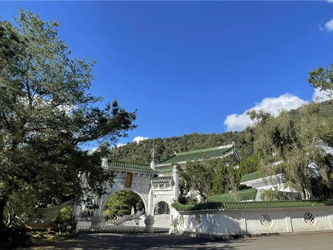 埔里鎮人乘寺地藏院不僅減香、不燒金紙，也推廣減塑、環保、愛地球觀念，獲南投縣府宗教場所低碳認證標章。（民眾提供／楊靜茹南投傳真）