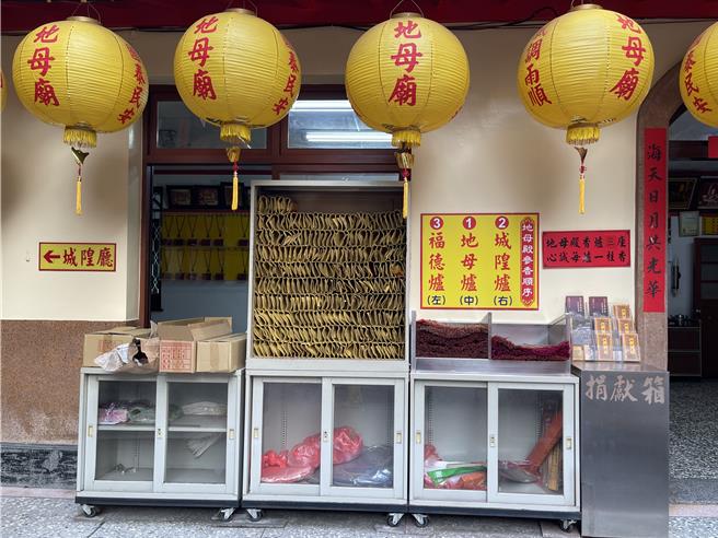 埔里鎮地母廟香火鼎盛，今年將5座香爐減至3座香爐，並呼籲信眾減少燃燒金紙，響應環保。（楊靜茹攝）