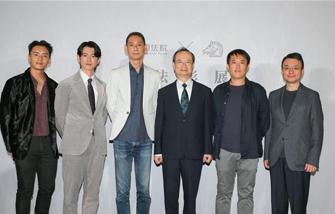 陈泽耀（左起）、吴慷仁、导演王礼霖、司法院院长许宗力、导演施佑伦、金马执委会执行长闻天祥24日出席司法影展记者会。（金马执委会提供）