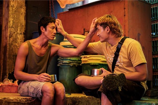 吴慷仁（左）、陈泽耀在《富都青年》中饰演兄弟。（金马执委会提供）