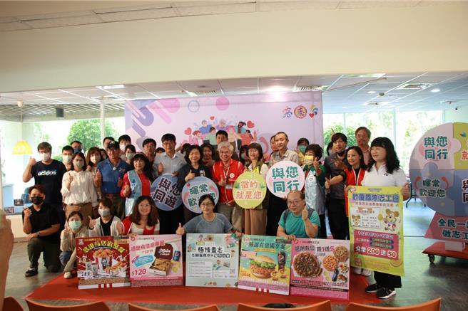 高雄市社會局今天在社會局婦女館女人空間舉辦高雄市國際志工日「全民一起做志工」系列活動記者會，於10月至12月期間規畫「與您同行」、「徵的就是您」、「暉常歡迎您」及「與您同遊」四大主題，由市府28個機關共同舉辦相關活動，邀請民眾共同響應12月5日國際志工日。（高雄市社會局提供／林雅惠傳真）