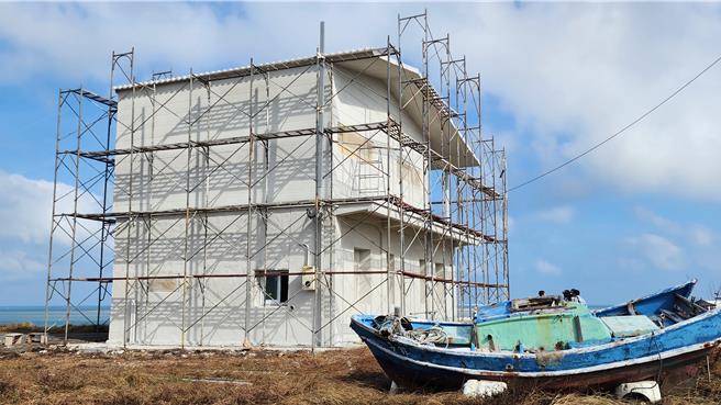 农业部水产试验所澎湖渔业生物研究中心和育成中心厂商博藤生技股份有限公司，以临澎湖北海赤崁村的房屋改建的实作案例，展现澎湖废弃牡蛎壳大量去化应用为建材方式。（许逸民摄）