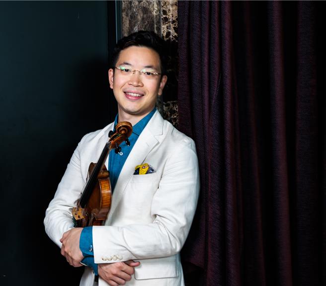 小提琴家黄俊文着迷于音乐里的诗意特质，期许自己未来除了古典音乐曲目，也能多演奏当代作品。（郭吉铨摄）
